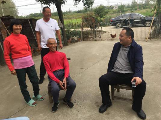 惠民生稳脱贫谋产业访农户荆州市信访局局长姚锡发到安碑村攻坚拔寨