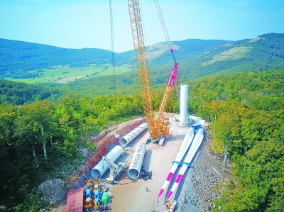     克罗地亚塞尼风电项目风机塔筒吊装施工现场。新华社记者 高磊摄