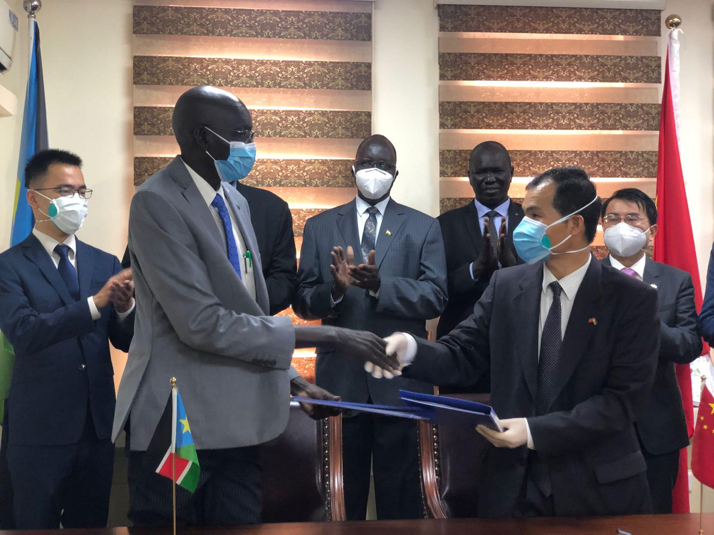 华宁大使表示,道路,桥梁等交通基础设施对经济社会发展十分重要,中国