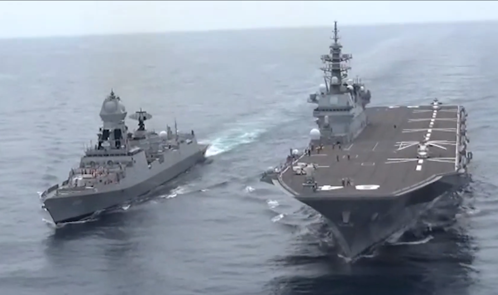 印度国防部公布的画面中，印度“金奈”号驱逐舰与日本“加贺”号直升机航母编队航行。