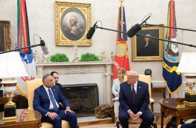 特朗普（右）在华盛顿白宫椭圆形办公室会见了伊拉克总理卡迪米（左）