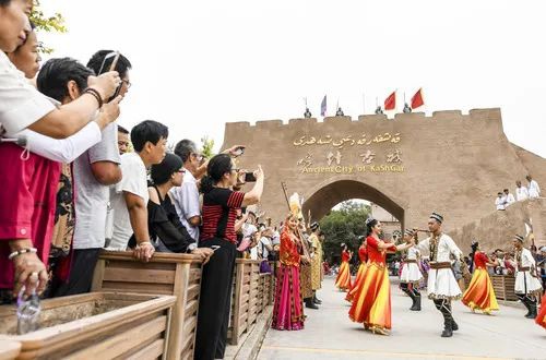 在新疆喀什古城景区“开城”仪式上，游客在观看歌舞表演（2019年8月13日摄）。新华社记者 王菲 摄