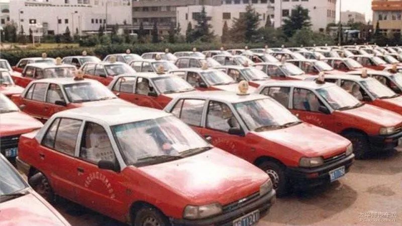 那是红色出租车风靡的时代,无论大街小巷,总能看见一辆红色夏利穿梭在