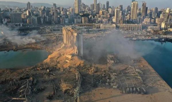 爆炸后的贝鲁特港口 图自央视新闻