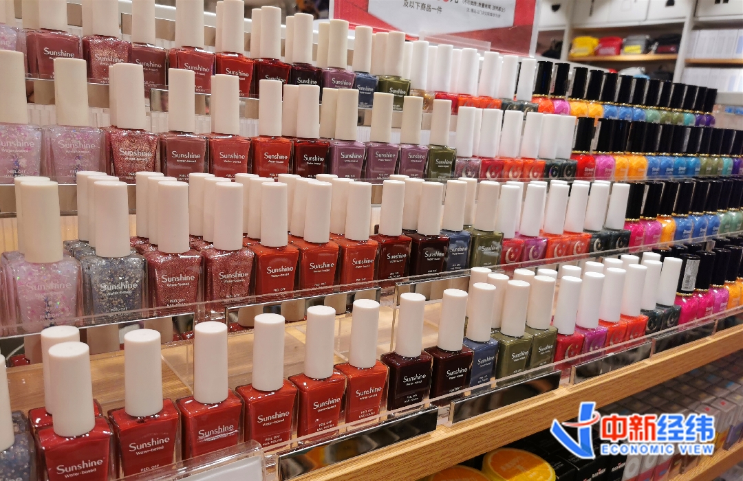 名创优品门店在售的指甲油 中新经纬 摄