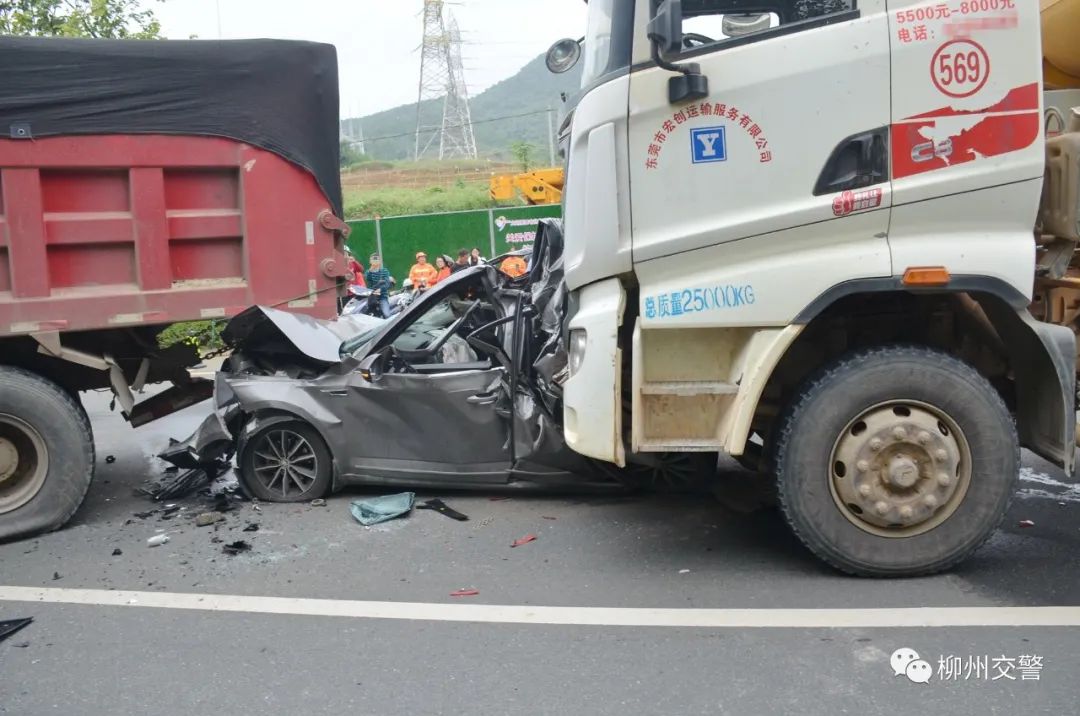 民警接警后立即赶往事故现场勘察.