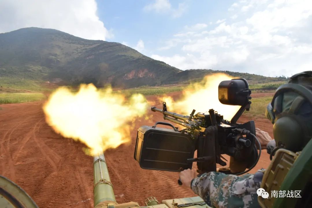 高射机枪疯狂扫射目标