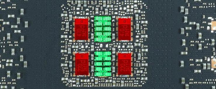 Nvidia RTX 3080 Founders Edition卡上的电容器阵列，图片来源：伊戈尔的实验室