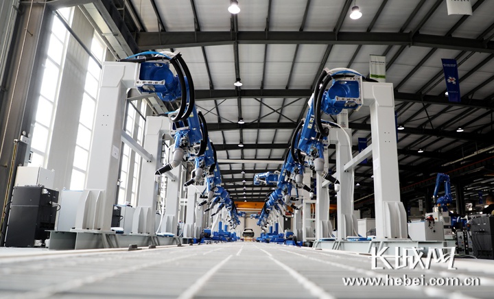 落户香河机器人小镇的全球领先的喷涂机器人制造商安川都林公司的生产测试线。资料图片