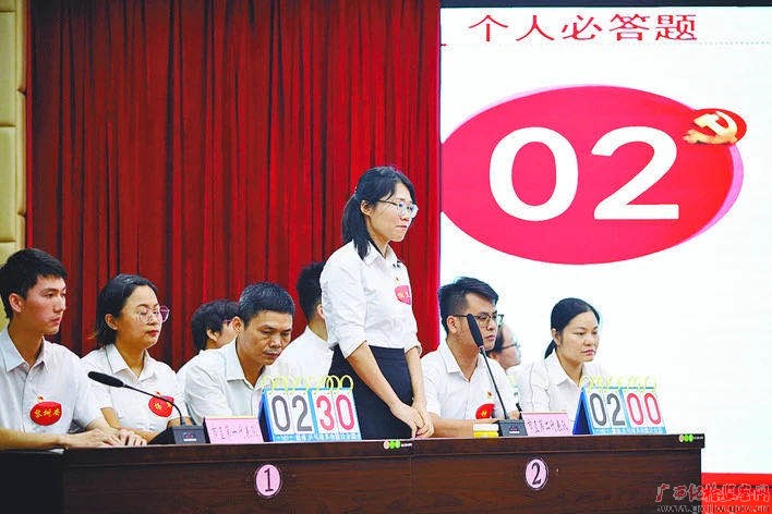 参赛队员正在激烈答题精彩的比赛让现场的纪检监察干部收获很多,感触