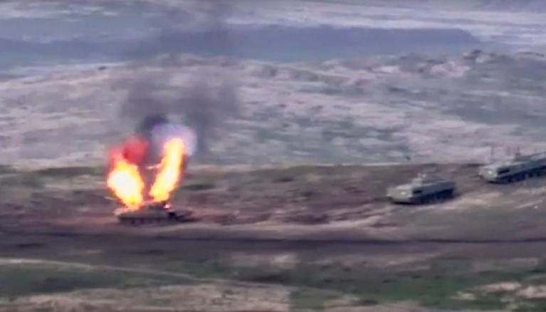 △图为亚美尼亚国防部公布的当天阿塞拜疆坦克被亚美尼亚摧毁的照片