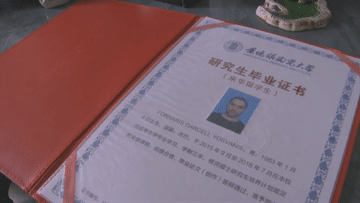 图为古巴国家装饰艺术博物馆馆员尤万里从中国景德镇陶瓷大学获得的研究生毕业证书和硕士学位证书。