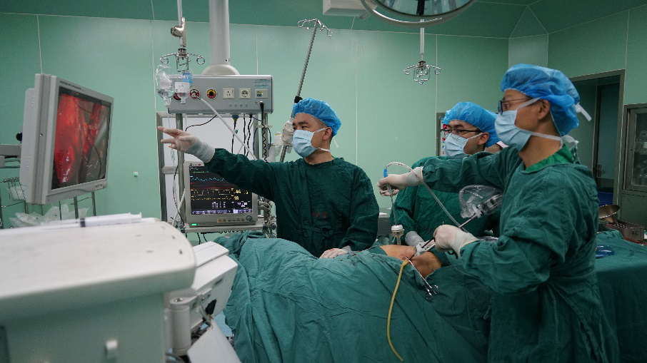 ▲中山三院泌尿外科援疆专家罗云（右一）手术带教
