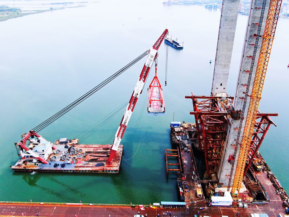 这是5月29日拍摄的广东湛江调顺跨海大桥施工现场（无人机照片）。（新华社记者卢烨摄）