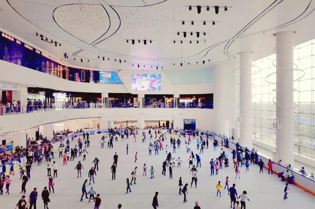 万象城购物中心内奥运标准真冰场