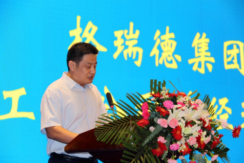 销售工程公司总经理杨中兴主持晚宴