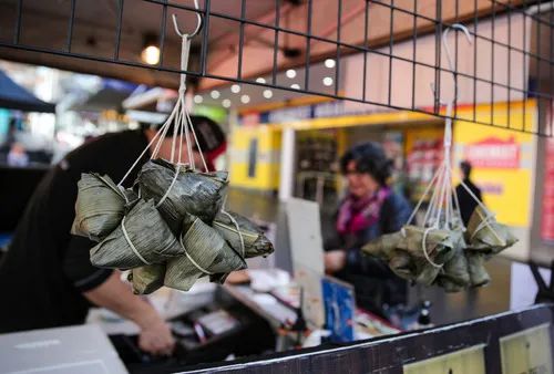 6月19日，顾客在澳大利亚悉尼北部华人区购买粽子。新华社发