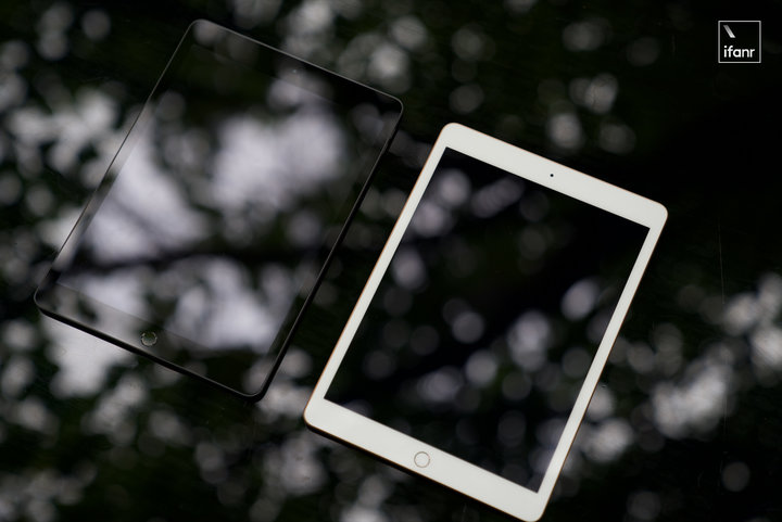 ▲ iPad 8（右）与 iPad 7（左）外形没有任何变化