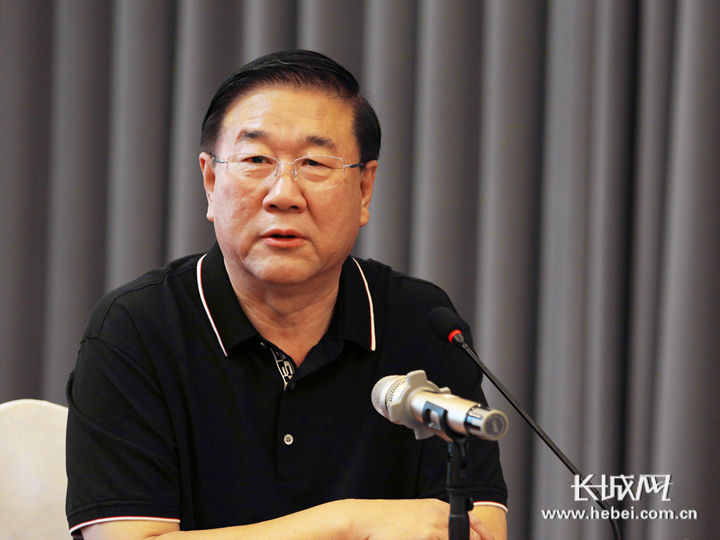 《谁有我家乡风韵——张志平诗词暨名家书法精品集》主编张志平在座谈