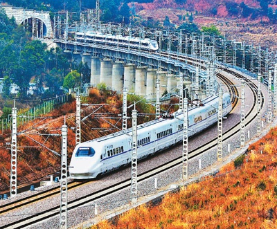 高铁行驶在昆楚大铁路上. 李茂颖 张伟明摄影报道