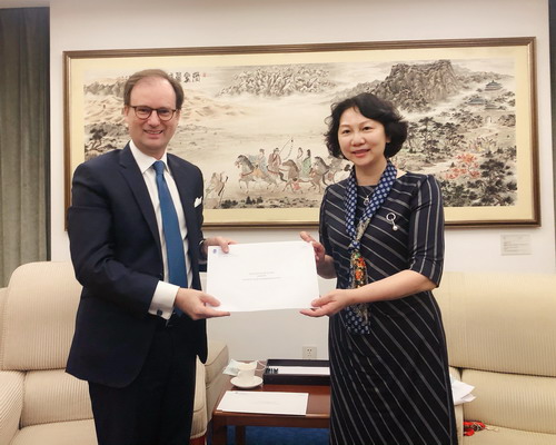 外交部礼宾司副司长李安容接受巴布亚新几内亚丹麦比利时三国新任驻华