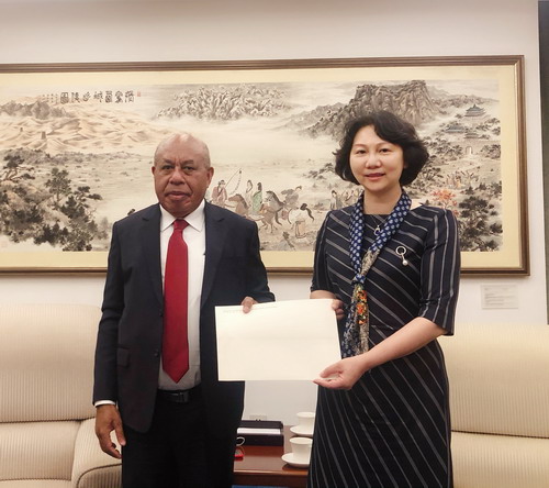 外交部礼宾司副司长李安容接受巴布亚新几内亚丹麦比利时三国新任驻华
