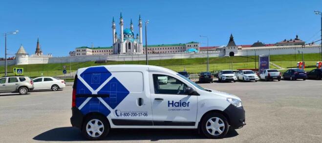 照片拍摄的内容正是海尔俄罗斯新近推广的流动服务站,服务车上的海尔