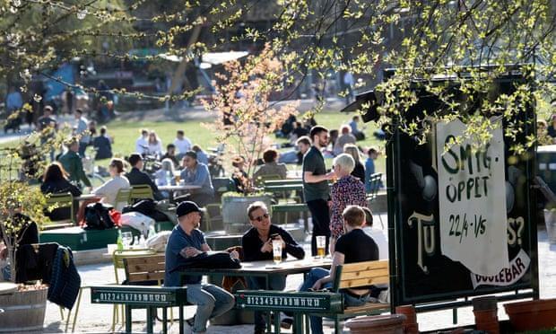 环球网|“群体免疫”的异类？瑞典一家人将孩子锁在家5个月，木板钉门