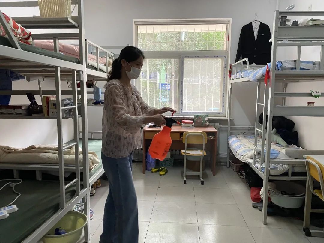 整理床铺 清扫宿舍9月2日,距离新学期建大学子返校的日子越来越近