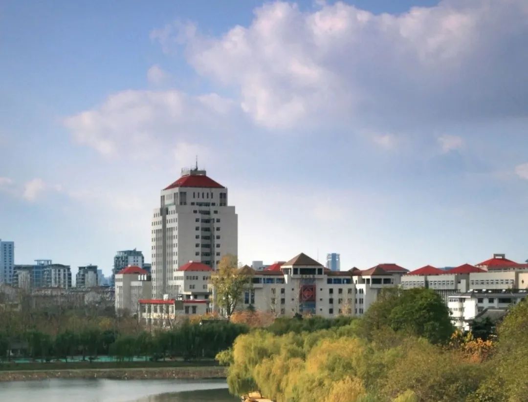 是这样的庄重却又充满活力坐落在大学南路的荷花池校区来源:扬州大学