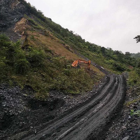 2017年10月,邱兴银的石料厂开采现场.受访者供图