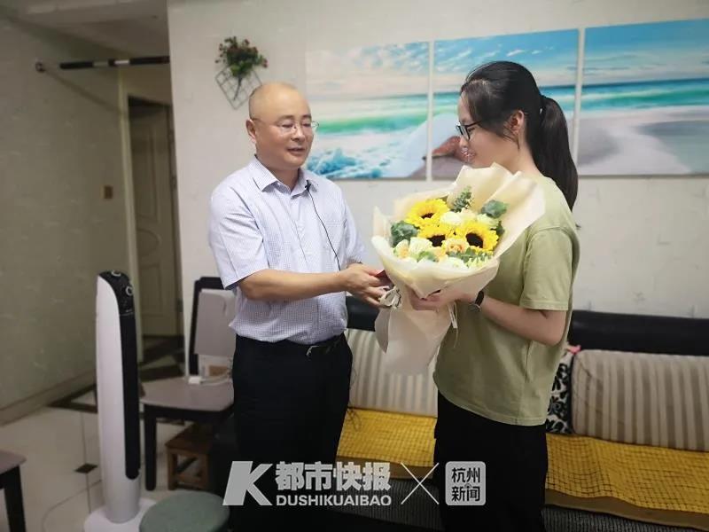 杭州华丰社区考上大学就能拿红包：最高1万元 已经发了30年