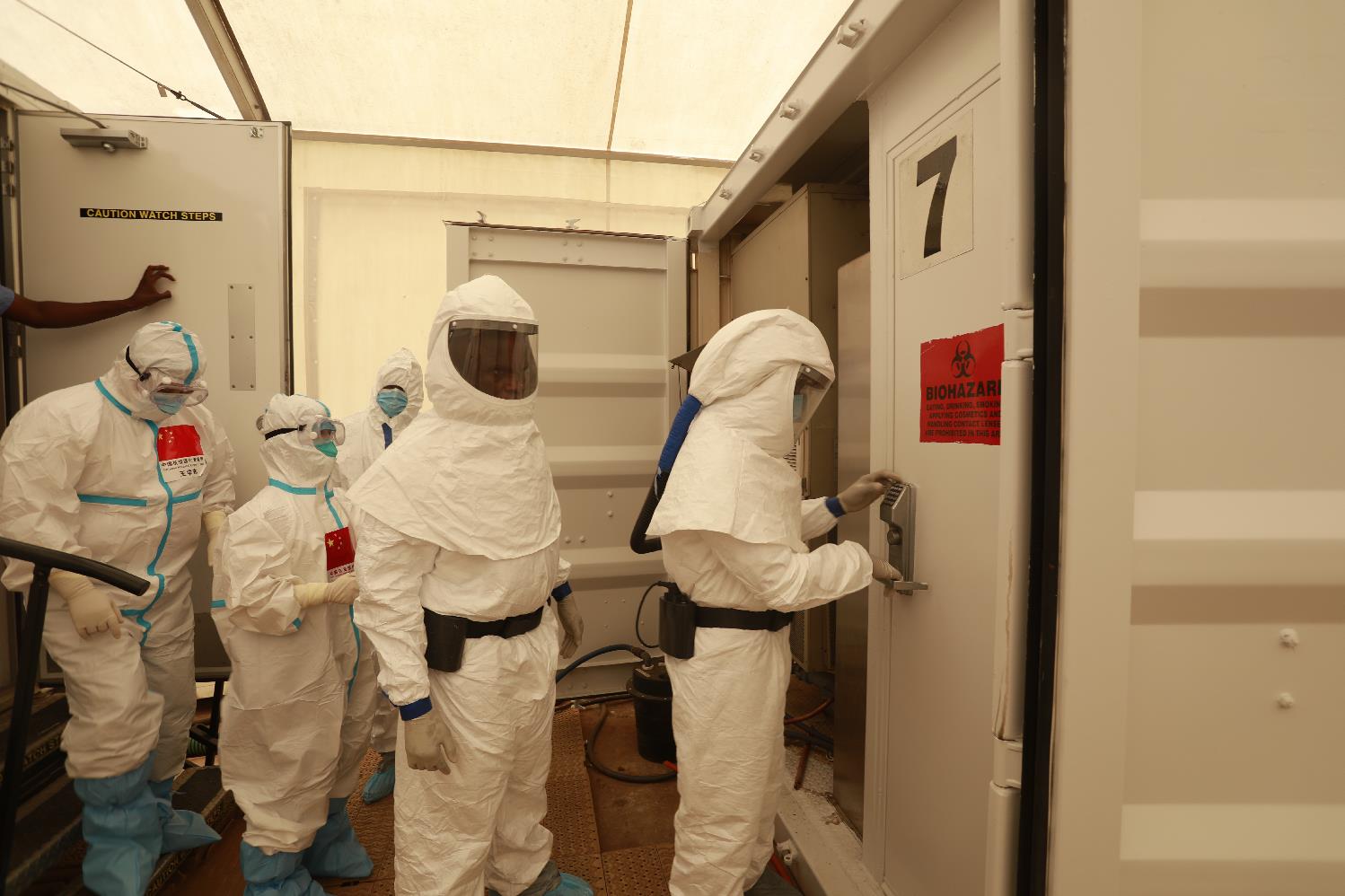 中国抗疫医疗专家组在几内亚分享核酸提取、实验室管理经验