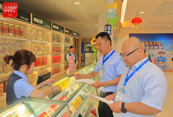 中秋前夕，江苏省扬州市宝应县纪委监委第六派驻纪检监察组赴各烟酒店开展专项检查行动，重点检查是否有公款购买烟酒行为。（江苏省扬州市宝应县纪委监委 郝品 摄）