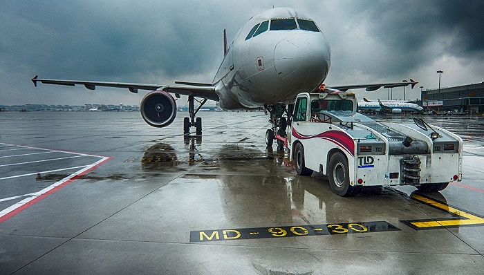 机务人员被牵引车撞倒身亡，东航表示积极开展善后工作