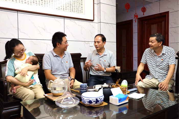 诏安县纪委监委对纪检监察干部进行节前廉政家访,在倡导树立廉洁家风