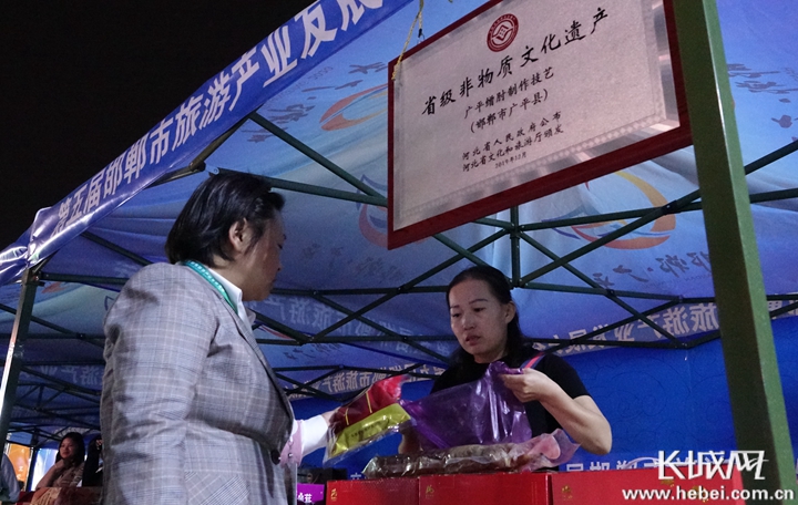 广平缯肘制作技艺被列为省级非物质文化遗产，很多游客慕名前来购买品尝。 长城网记者 信贺宁 摄