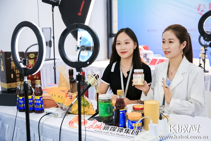 在专场直播活动现场，两位网红主播在对邯郸的特色产品进行推介。