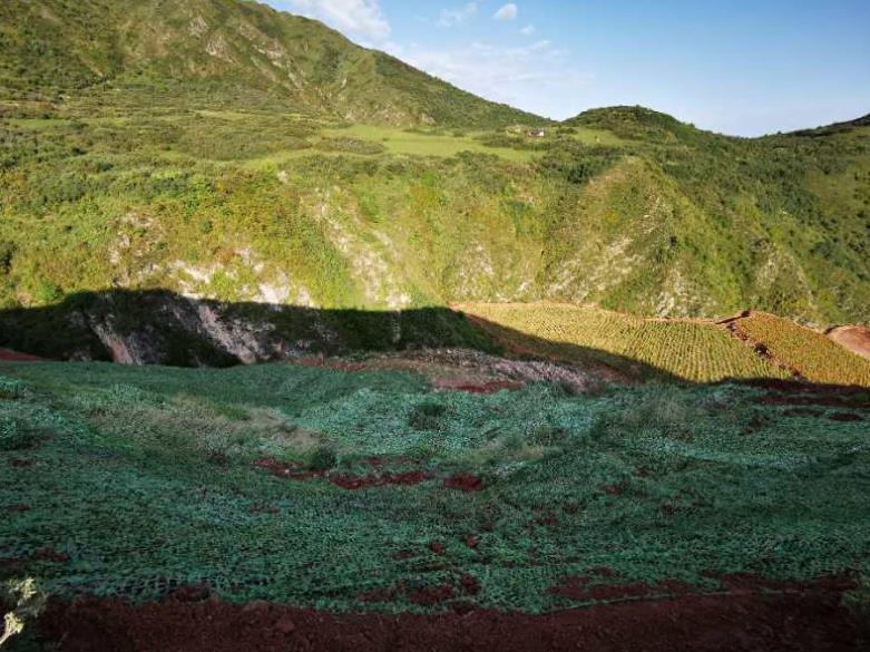 对未开展矿山地质环境恢复区域遮盖的迷彩网