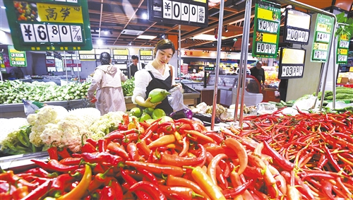 9月29日，江西省宜春市袁州区下浦街道世纪华联超市，市民在采购蔬菜。 胡 霞摄（中经视觉）