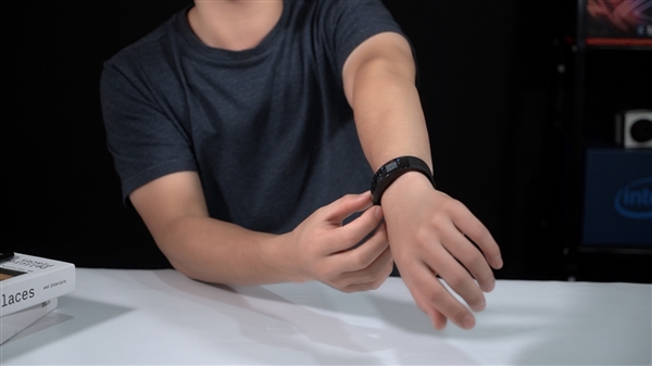 2.07英寸柔性曲面屏！华米Amazfit X 概念手表体验视频