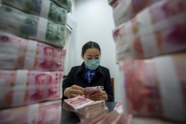 江苏省海安市一银行的员工正在点钞（盖帝图像）
