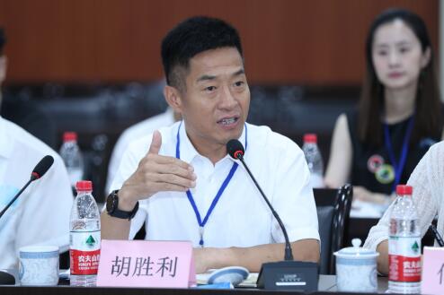 重庆证监局党委委员,副局长胡胜利发表总结讲话