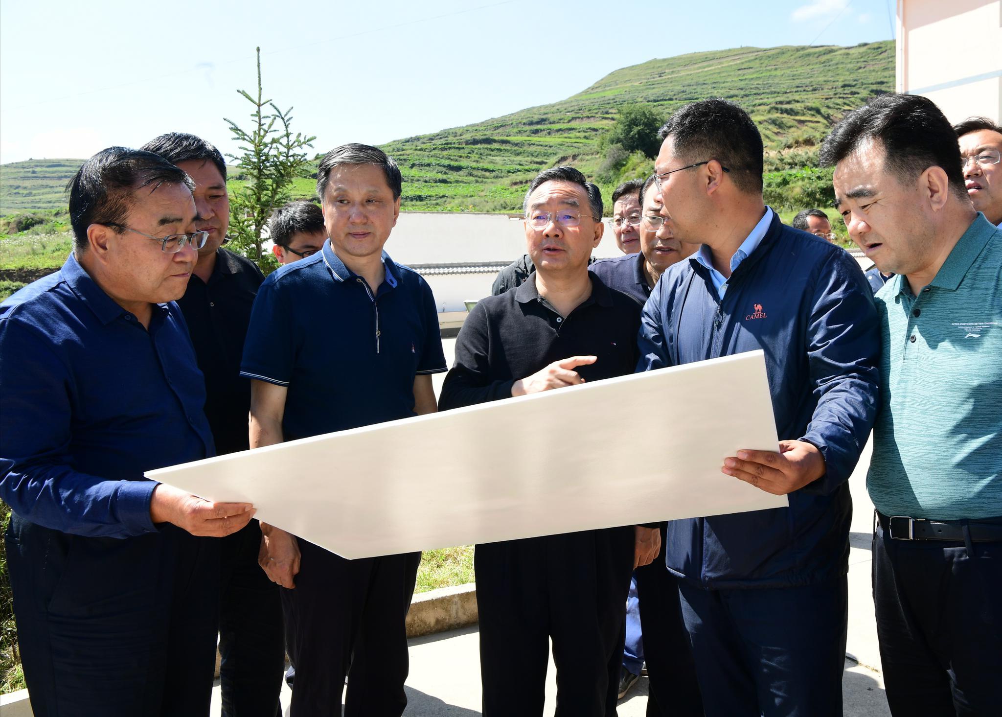 省委副书记,省长唐仁健9月4日上午深入宕昌县拉路梁中药材绿色标准化