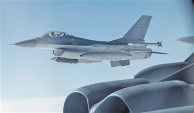 丹麦皇家空军F-16A战斗机伴飞美空军B-52轰炸机