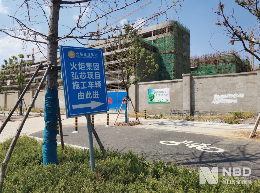 武汉弘芯项目施工车入口处大门紧锁。图片来源：每经记者 张明双 摄