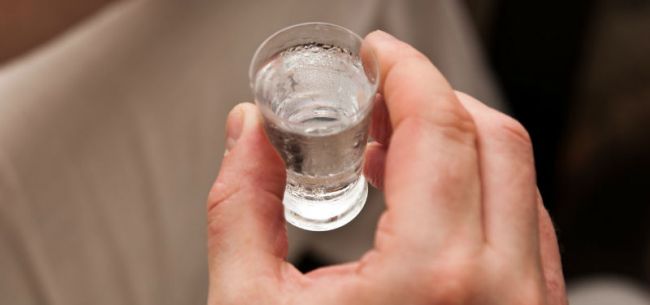 疫情加速白酒行业分化：高端酒亮眼 部分次高端酒营收大幅下滑