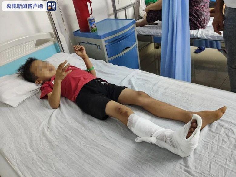 万幸的是,被卷入车底的儿童快速爬出,仅是腿部受伤