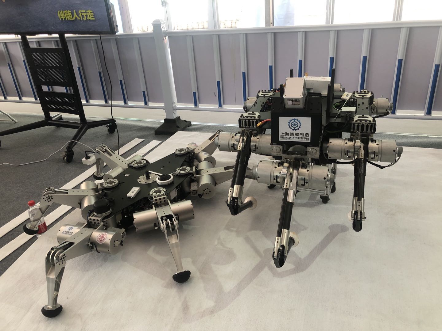 服贸会上的机器狗、机器昆虫:国产足式机器人发展到哪一步