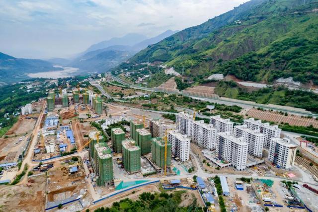 金塘迁建集镇安置点位于巧家县城以南25公里,分3个地块共32个高层单体